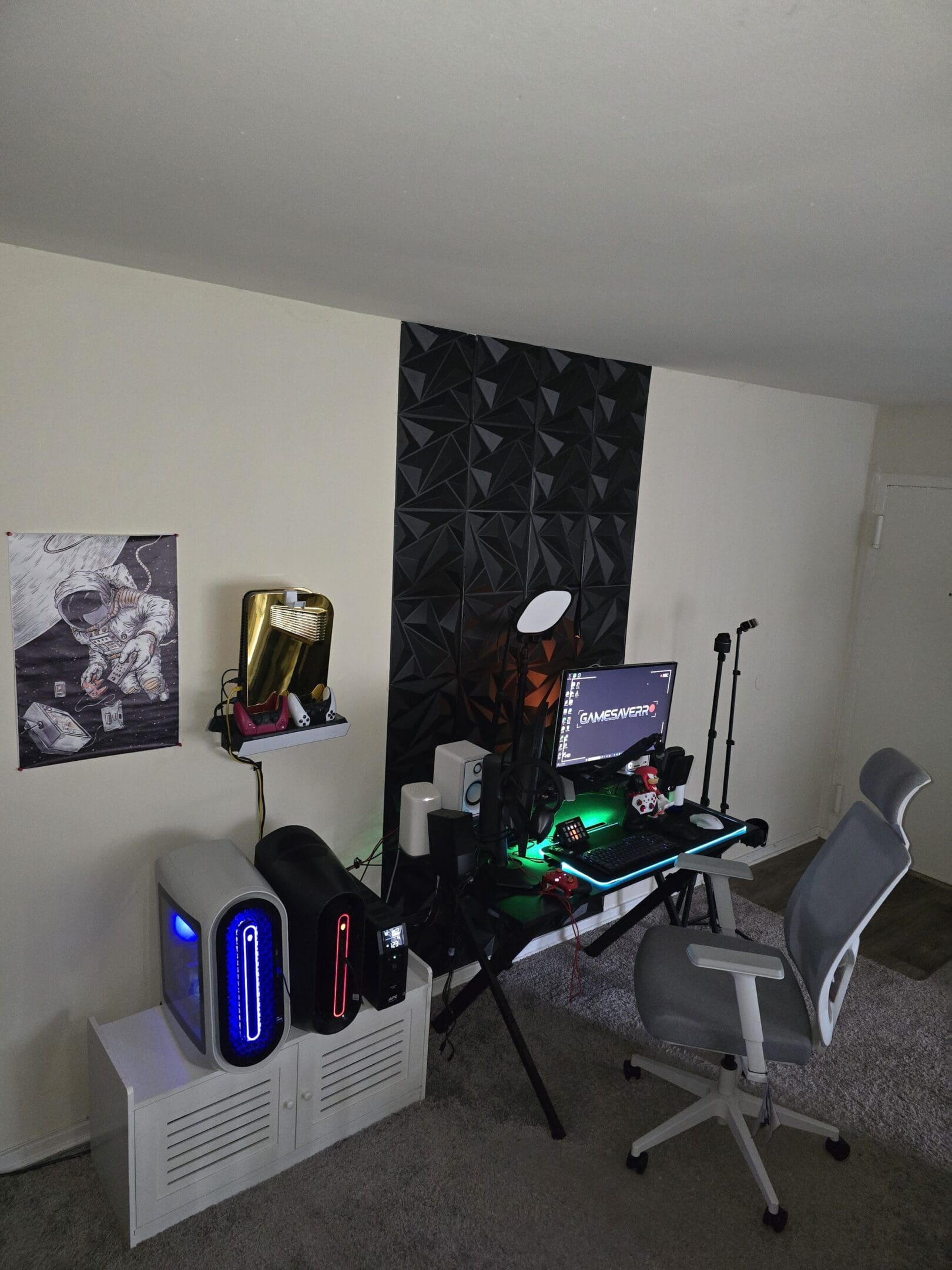 A room with a keyboard and speakers on the wall